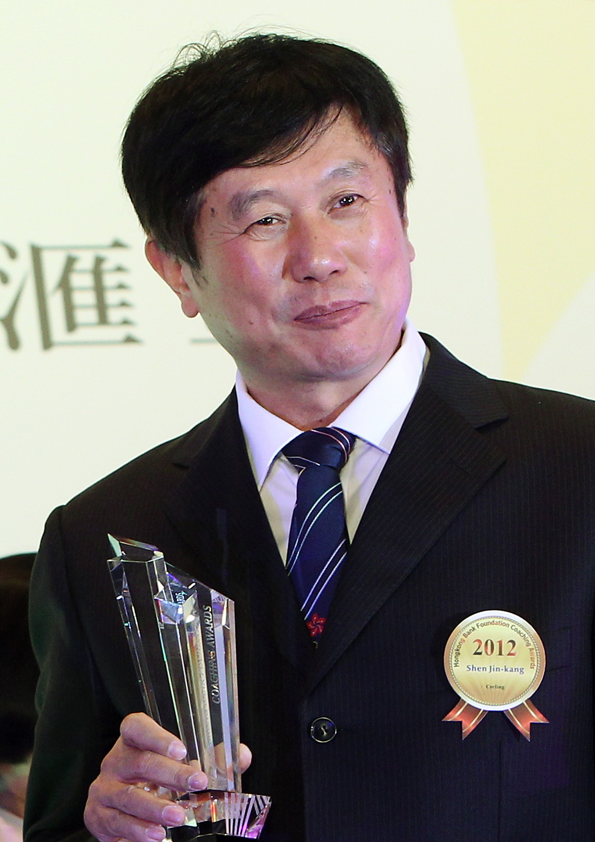 沈金康去年(2022年)獲特區政府頒發銀紫荊星章,表揚他對香港體壇貢獻。他說:「作為一名單車教練,我的工作是平凡的,培養運動員在國際賽場爭金奪銀,為香港爭光,是每位教練工作應該盡的責任。」(圖片來源:Getty) 沈金康去年(2022年)獲特區政府頒發銀紫荊星章,表揚他對香港體壇貢獻。他說:「作為一名單車教練,我的工作是平凡的,培養運動員在國際賽場爭金奪銀,為香港爭光,是每位教練工作應該盡的責任。」(圖片來源:Getty)