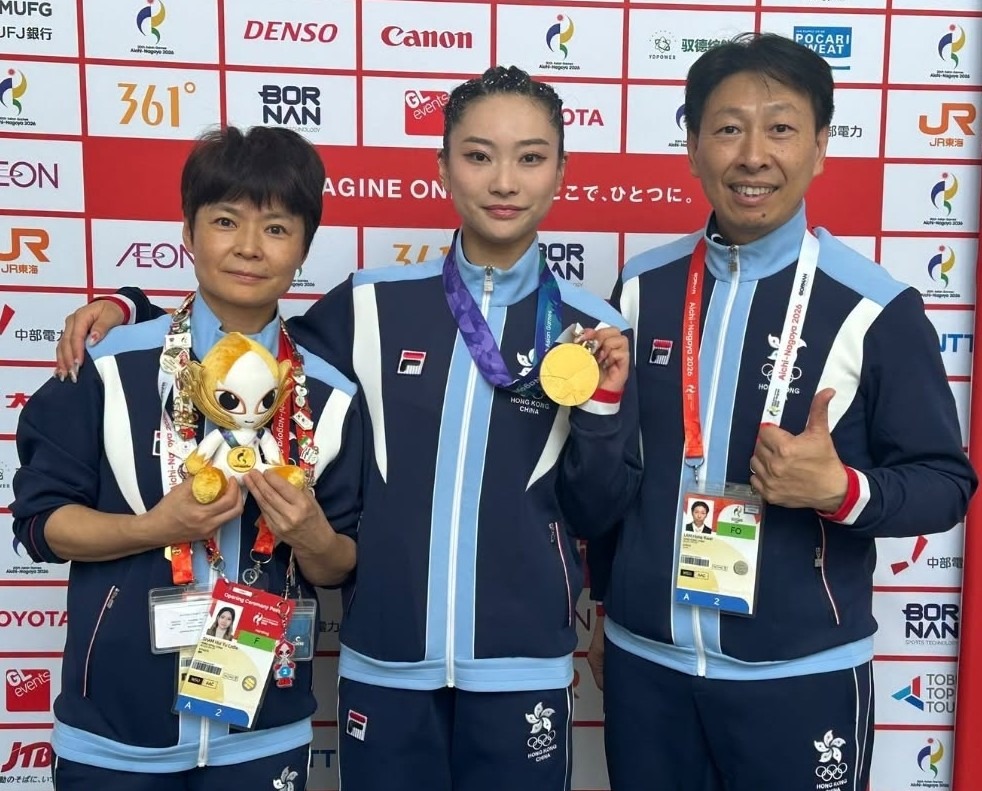 沈曉榆(中)感激耿曉靈教練(左)及林杭貴總教練(右) 沈曉榆(中)感激耿曉靈教練(左)及林杭貴總教練(右)