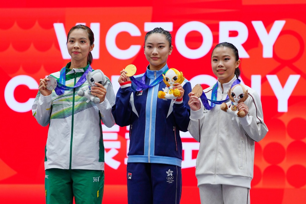 名古屋亞運女子長拳冠軍沈曉榆(中)、亞運中國澳門選手蘇楚雯(左)、季軍印尼選手尤金妮婭·迪瓦·維多多(右) 名古屋亞運女子長拳冠軍沈曉榆(中)、亞運中國澳門選手蘇楚雯(左)、季軍印尼選手尤金妮婭·迪瓦·維多多(右)
