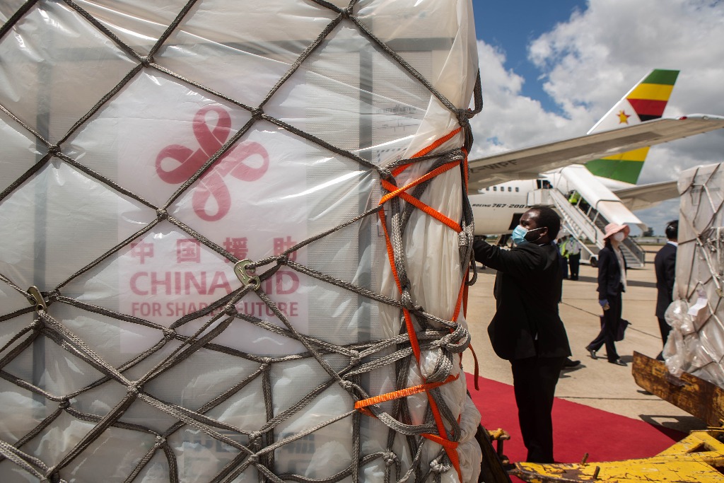 中國疫苗運抵津巴布韋機場