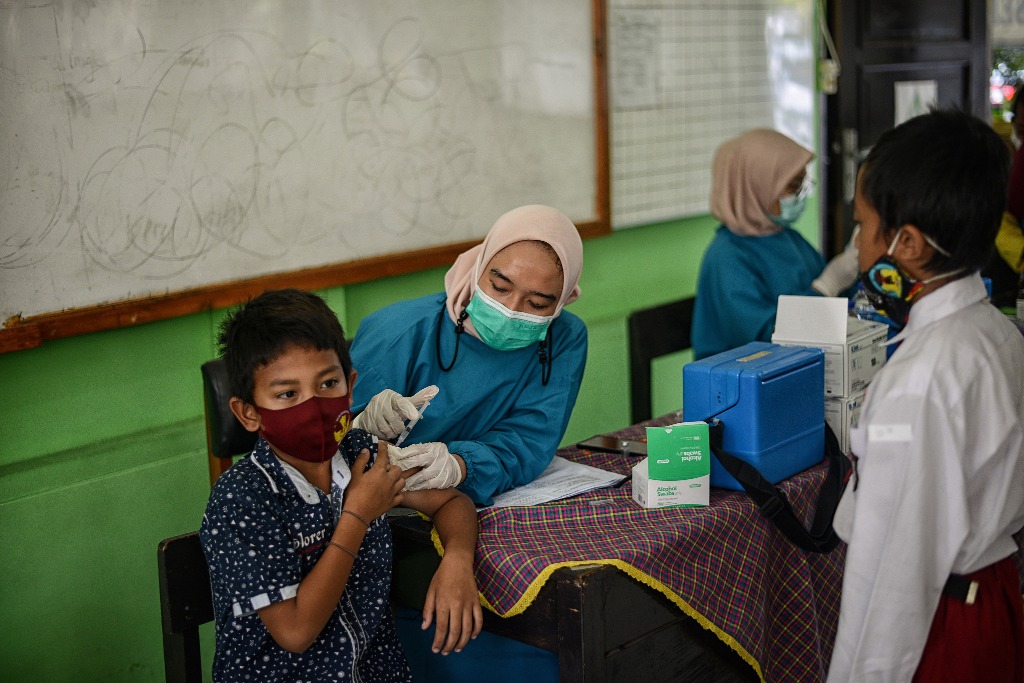 2021年12月，印度尼西亞茂物市的兒童，接種中國新冠疫苗。