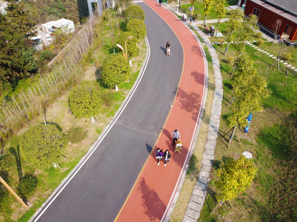 貴州省遵義仁懷市，市民在城市綠道上散步。