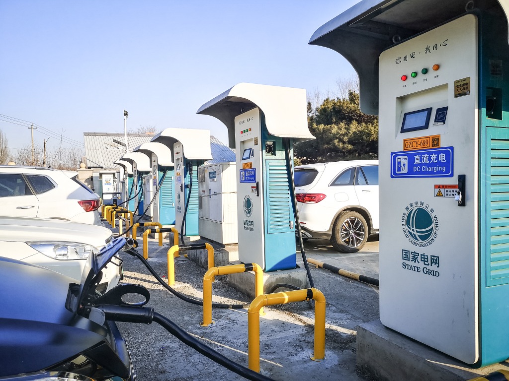 新能源汽車-充電樁 北京仰山公園門前的國家電網充電樁,直流充電電樁一字排開,很多新能源車在此充電。