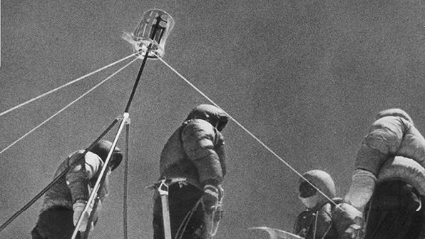 1975年，測量隊員在珠穆朗瑪峰峰峰頂架起覘標。