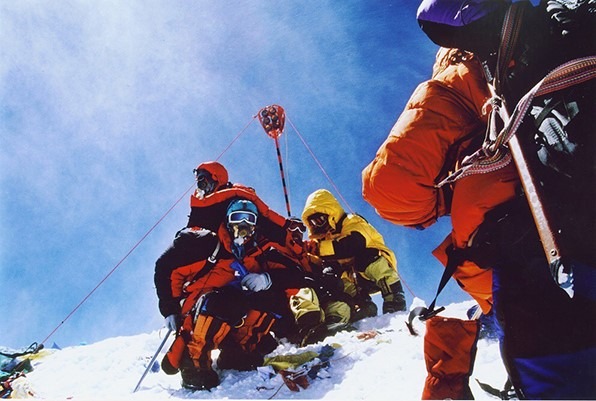 登山隊員成功將紅色的覘標豎立在珠穆朗瑪峰頂