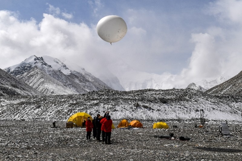 2022年4月30日在珠峰登山大本營，科研人員放飛無線電探空氣球。