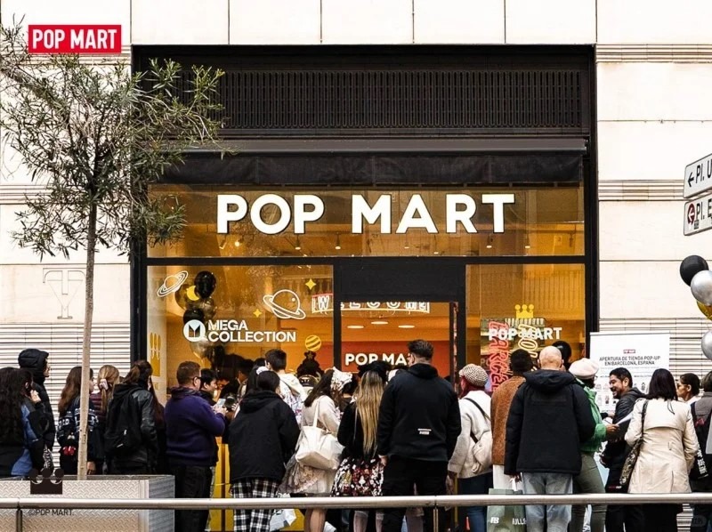 The spectacular sight of queues for POP MART overseas