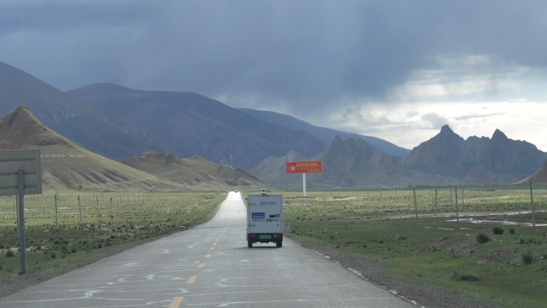 Xizang's unmanned delivery vehicles traverse complex terrain