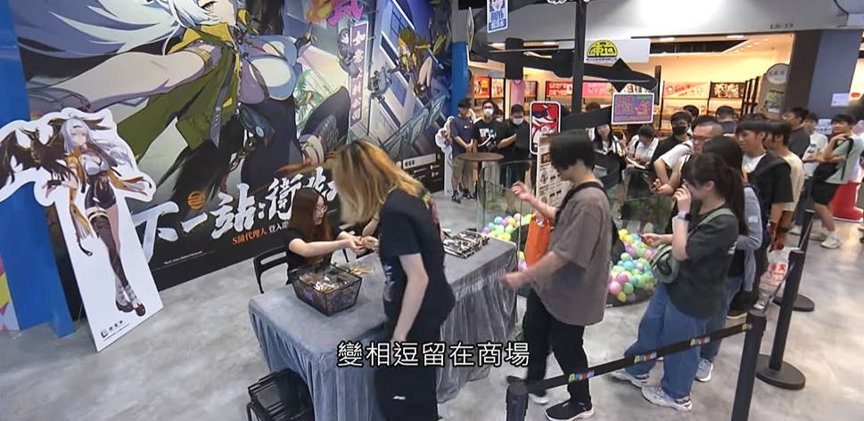 香港潮玩店人流带动周边消费