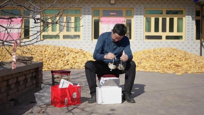 黄土高坡村民吃到大闸蟹