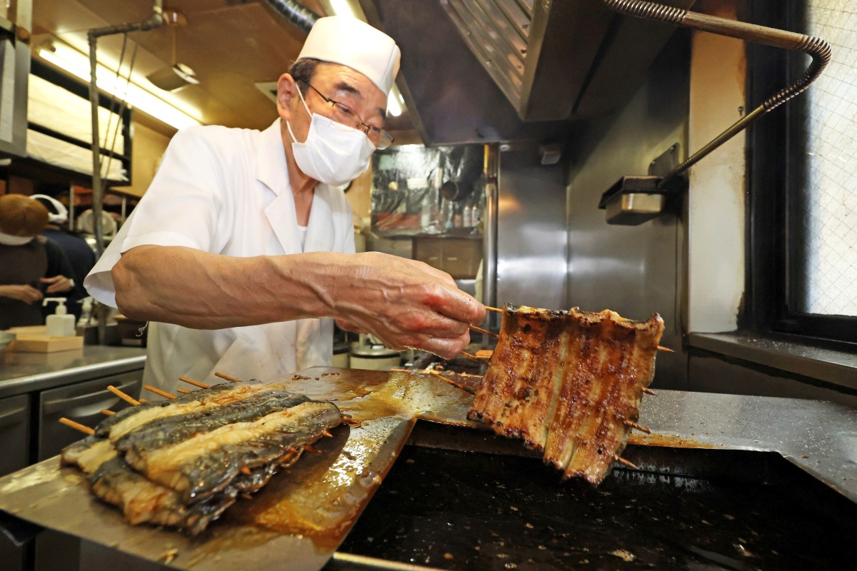 日本埼玉市一間鰻魚餐廳在「土用丑日」烤製鰻魚。
