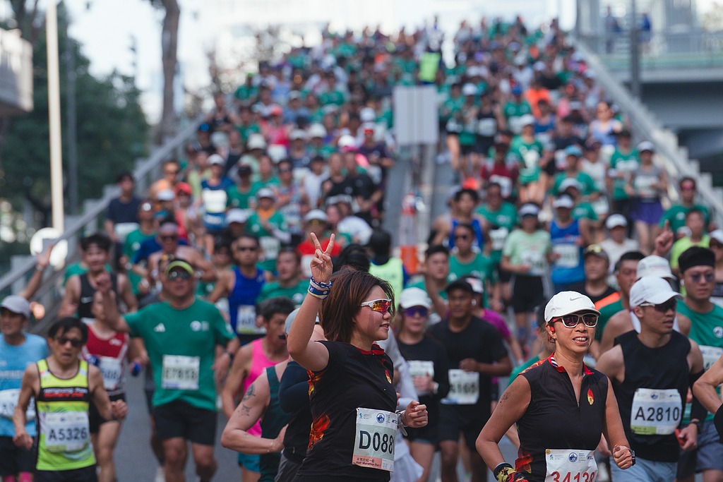 74,000 runners participated in the 2026 Standard Chartered Marathon.