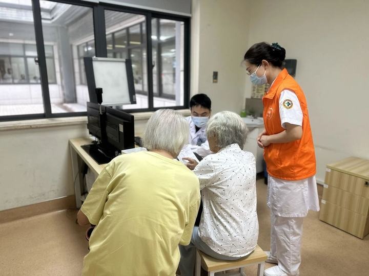 內地愈來愈多醫院推出陪診服務，方便老年人看病，協助他們完成就醫流程。