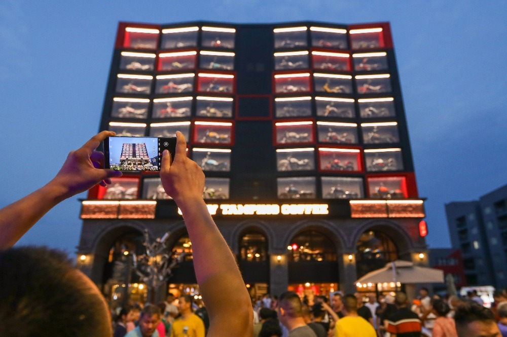 位於重慶高新區的「慢搗公元」文創園，電單車元素十足，最吸睛的是由43部電單車組成的電單車墻。