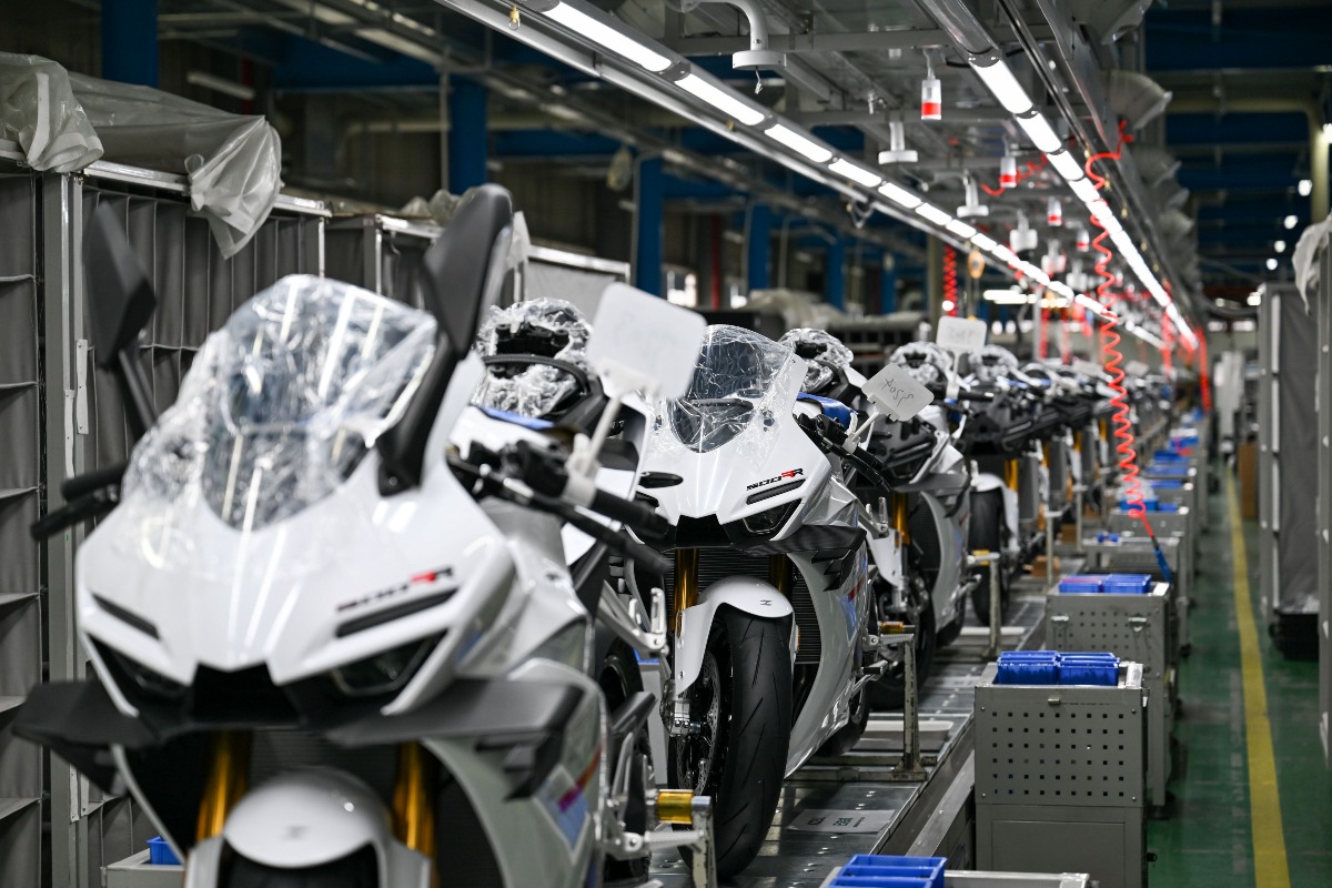 張雪機車的重慶車廠內一景，生產線上的車款500RR。