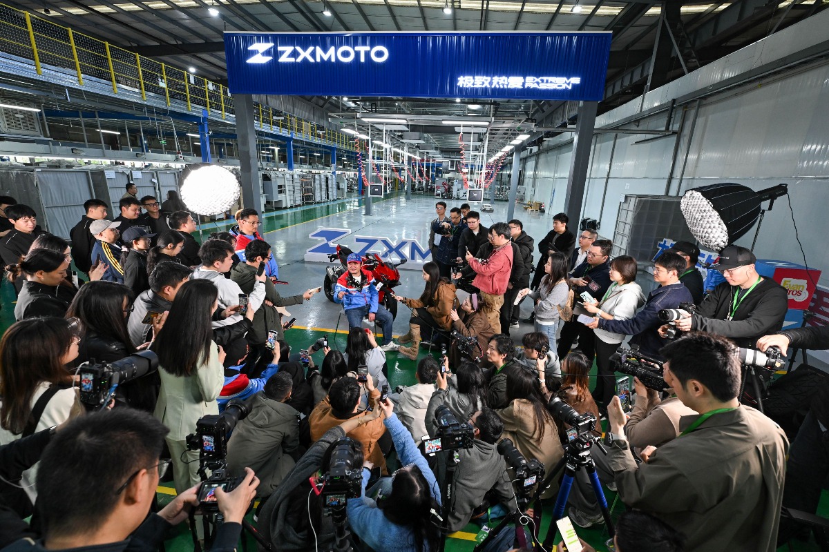 張雪機車創辦人張雪在重慶車廠接受媒體訪問，暢談最近在世界超級電單車錦標賽奪冠的車款。