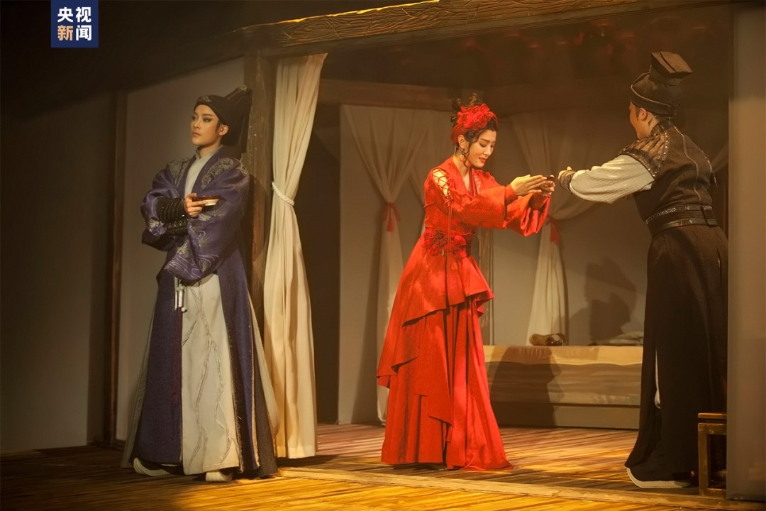 越劇《新龍門客棧》演出舞台，還原滿布機關的客棧，演員陳麗君、李雲霄等精彩演繹，收穫大批劇粉。