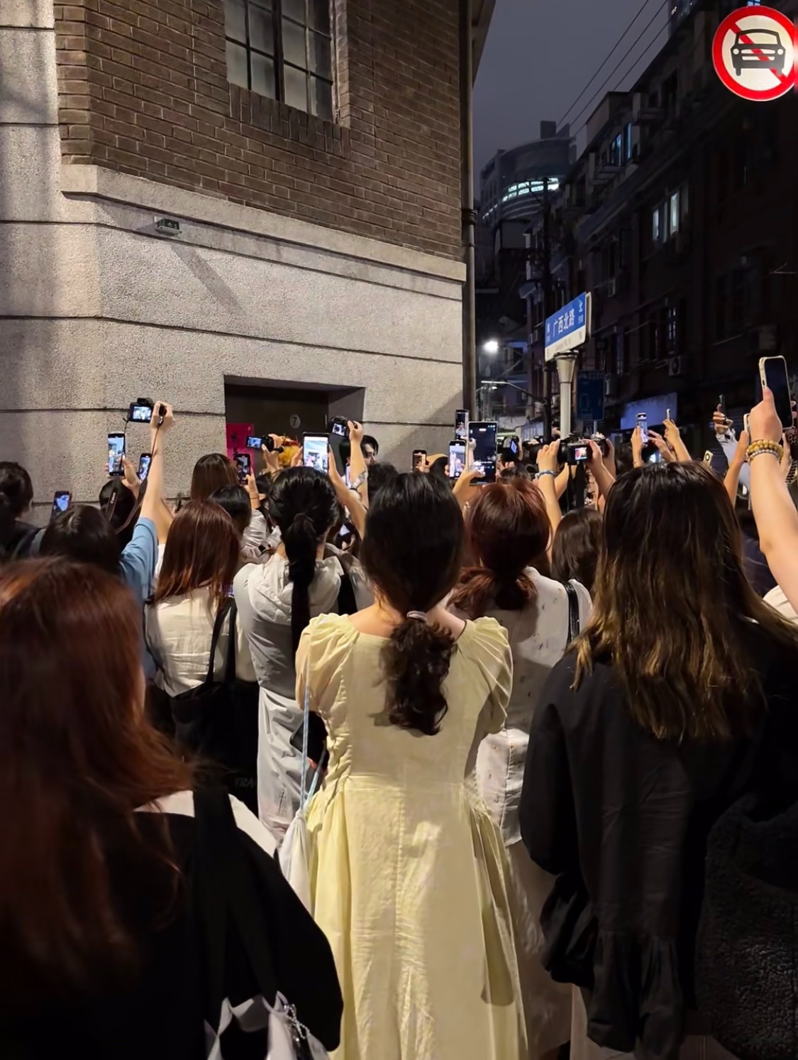 音樂劇演出散場後，粉絲等待及圍觀自己喜歡的演員，拍照留念。