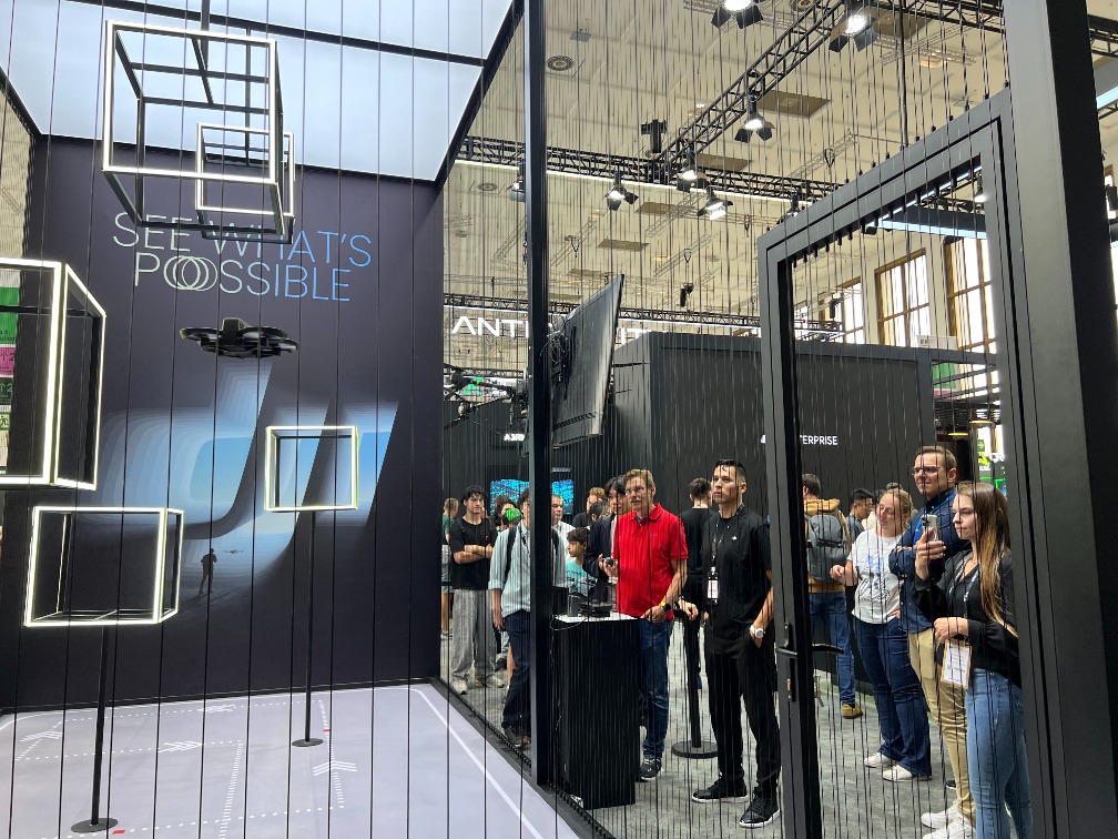 At the 2025 Berlin Consumer Electronics Show in Germany, foreign users tried out products at the DJI drone booth, attracting onlookers to stop and take photos.