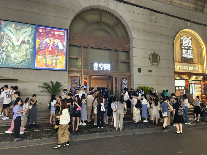 上海亞洲大廈入口，聚集一大批等候入場觀劇的年輕觀眾。
