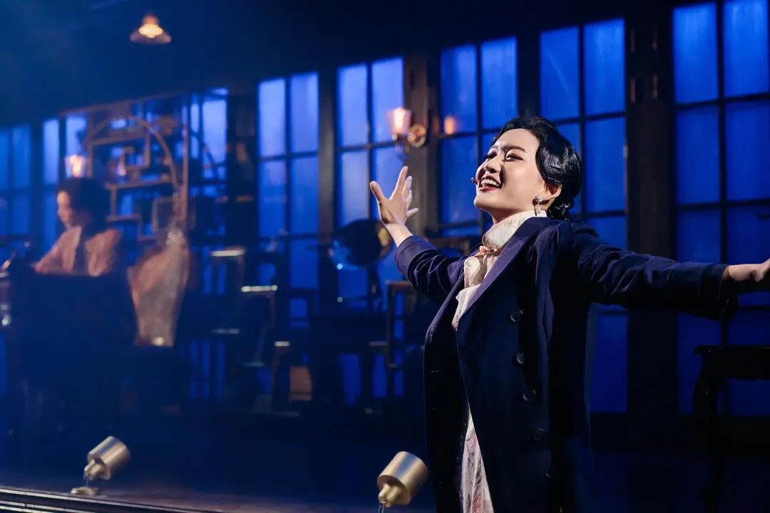 中國原創音樂劇《蝶·變》韓語版，女演員在舞台演出。