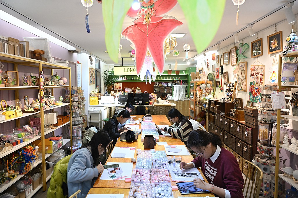 手工體驗店坐滿了客人