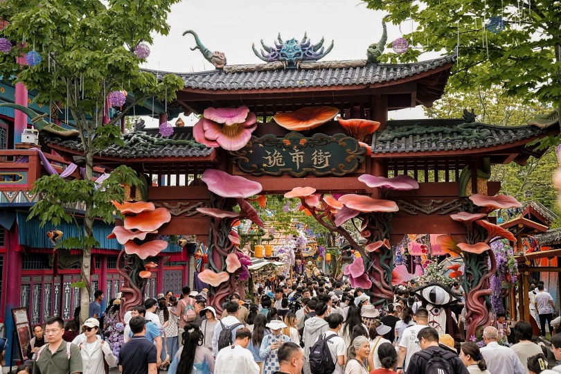 橫店清明上河圖景區遊人如織。