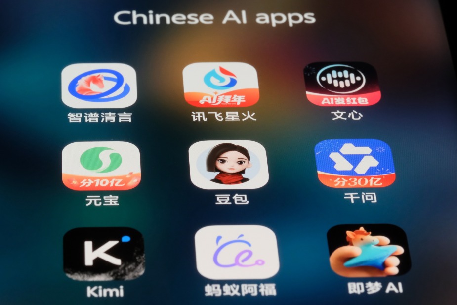 手機螢幕顯示多個中國AI應用程式圖示，包括Kimi、千問、豆包、文心及訊飛星火。  