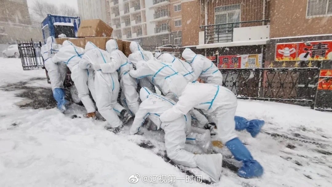 當代中國-中國新聞-紅遍中國新聞的正能量大連學生風雪中送暖抗疫