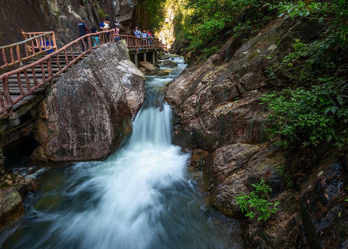 經海船木棧道，由山腳到山頂，沿途欣賞急流小溪