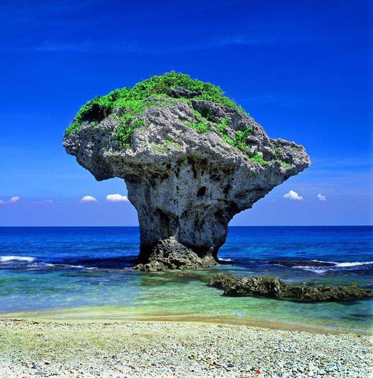 小琉球是台灣眾多島嶼中，唯一的珊瑚島礁，島上有名的天然奇景「花瓶石」。