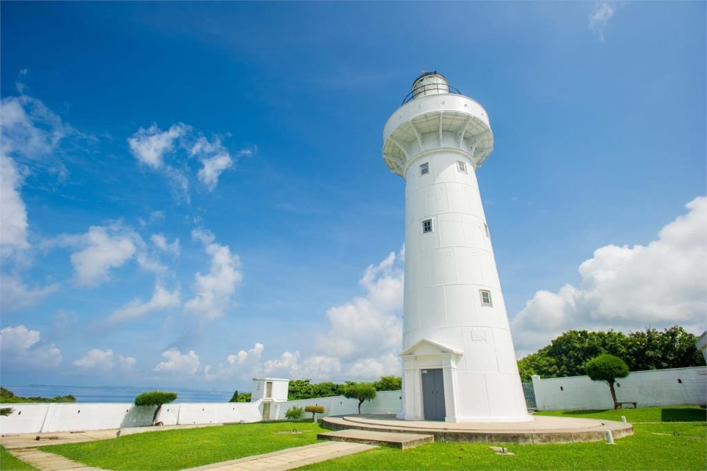 鵝鑾鼻燈塔興建於1881年，位於屏東縣鵝鑾鼻岬角，塔身為白色鐵造圓塔，是台灣本島最南的燈塔。近年更換上了新的電燈，令鵝鑾鼻燈塔成為台灣最遠的燈塔，並有「東亞之光」的美譽。