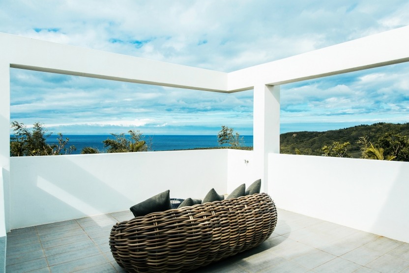 豪華家庭房擁有獨立露台、客廳景觀，可以欣賞日落、270度海景。