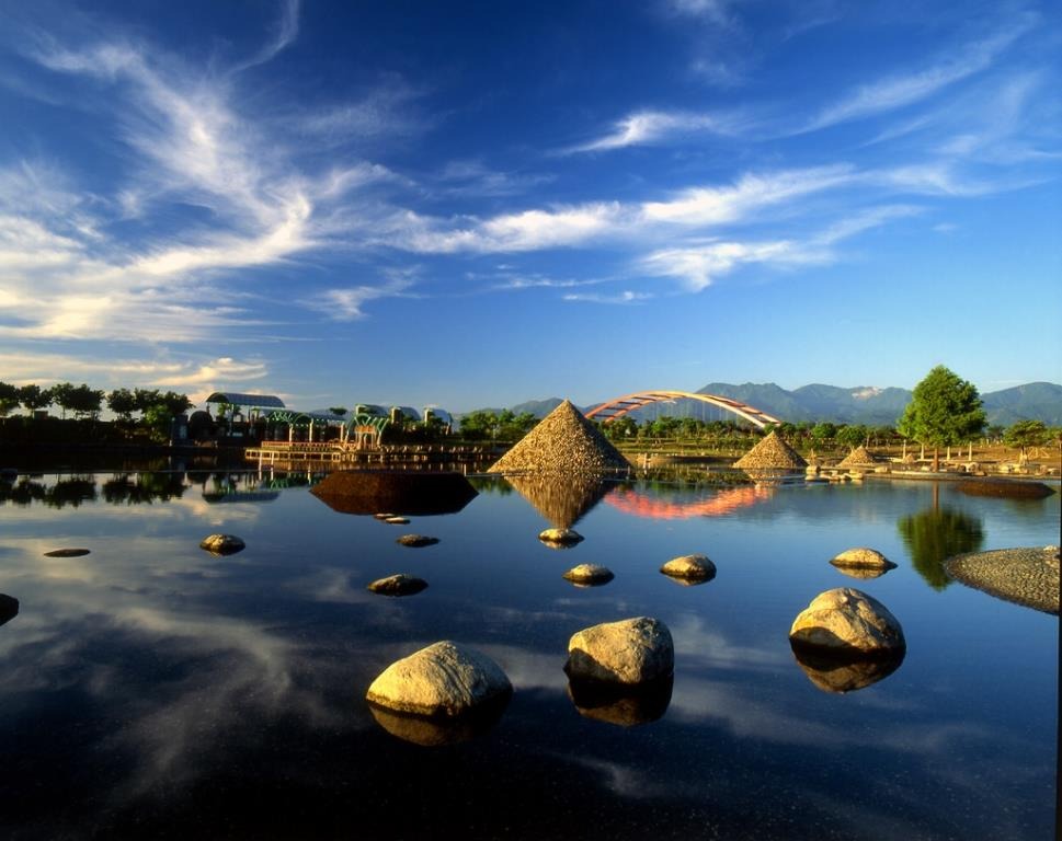 冬山河親水公園是宜蘭遊憩景點，而每年的端午龍舟賽、國際童玩節都在親水公園舉行。近幾年來，親水公園已成為台灣宜蘭人氣景點之一。