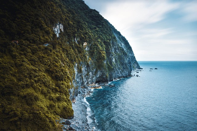 清水斷崖是花蓮美麗的大自然絕景，位於清水山東側，全長約21公里 。而東南段的斷崖是十分險峻，非常壯觀。