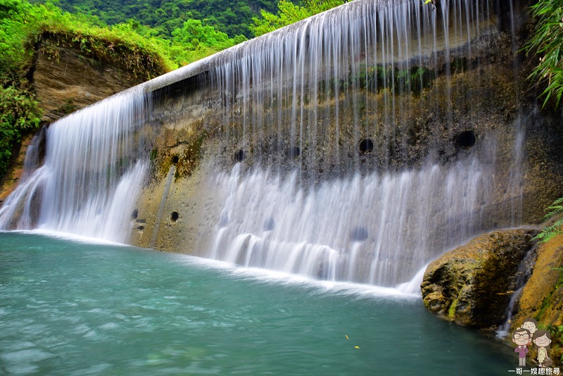 翡翠谷是經典天然大瀑布，尤其是夏季，因為花蓮人及遊客喜歡到這裏戲水。進入翡翠谷前，需穿越一條天然隧道，步程需時約20分鐘。