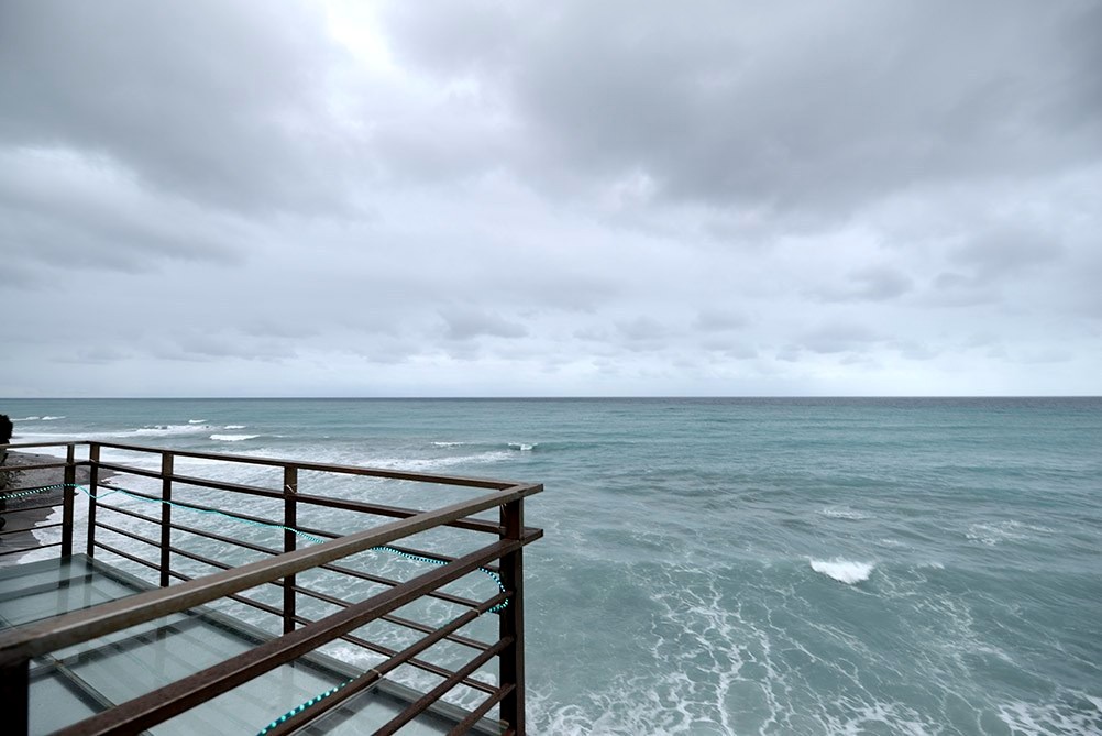 礁岩海灣民宿的客房都坐擁180度的無敵海景，設有獨立的玻璃大露台。