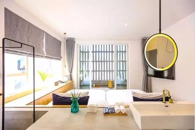 新的三亞「六甲．SIXX」民宿是以簡約的工業風設計，以淺色為主調，白色的牆身搭配淺灰色質感地面和素色的傢俱，讓空間顯得額外寬敞和透光；傢私材料來自三亞漁村，特有的木材和布料。 