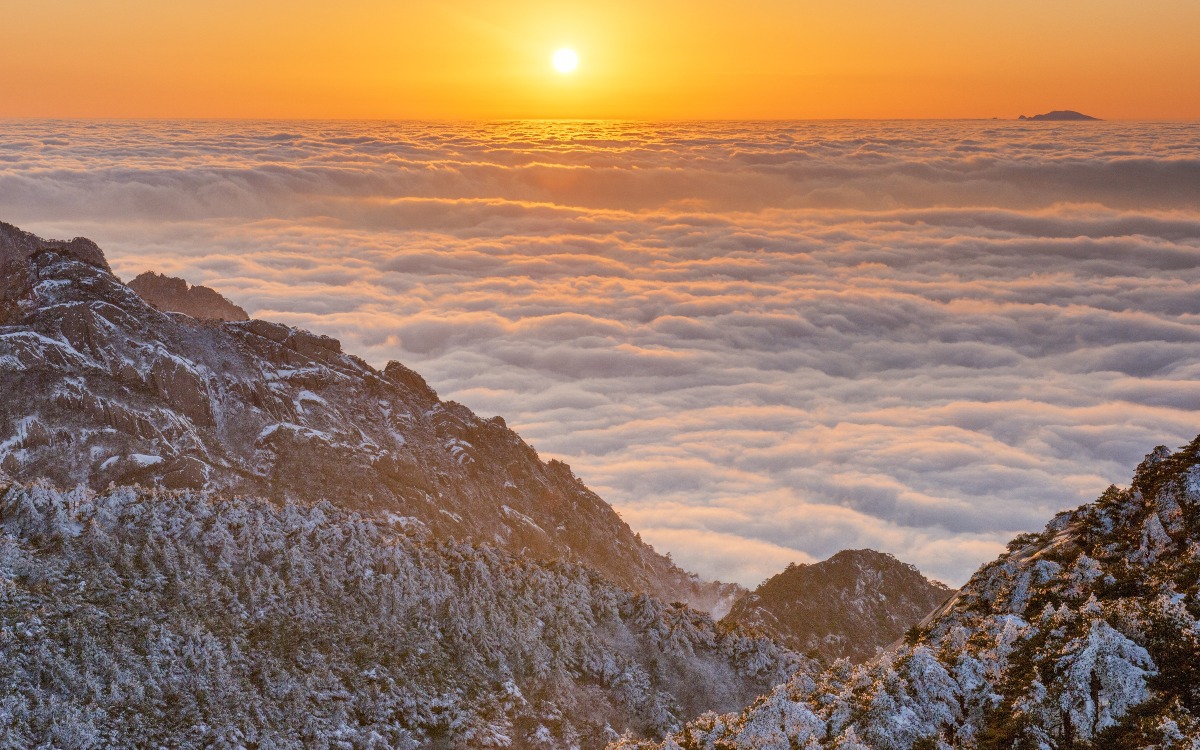 Modern China - China Travel - Unique Scenery in China Travel: Admiring Huangshan's Winter Rime Ice and Sea of Clouds
