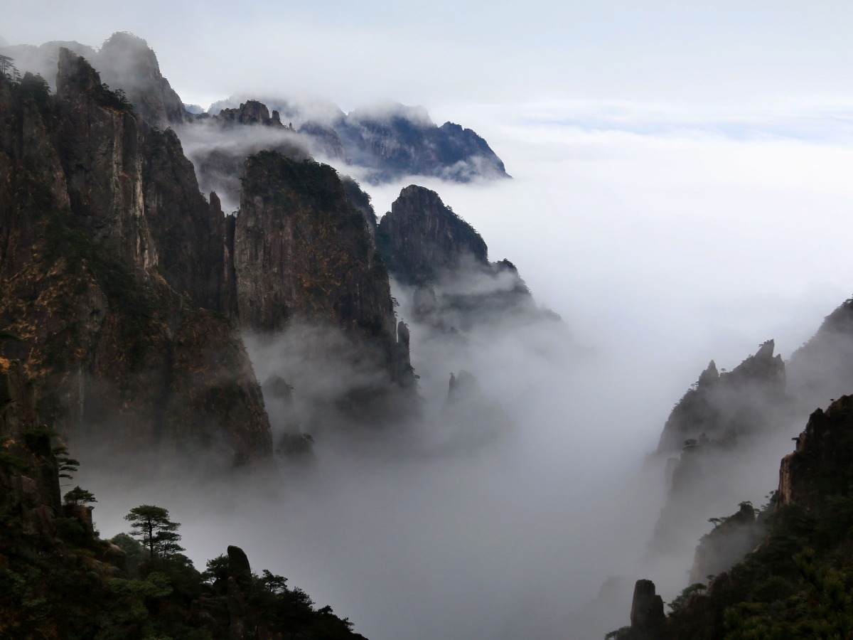 Modern China - China Travel - Unique Scenery in China Travel: Admiring Huangshan's Winter Rime Ice and Sea of Clouds