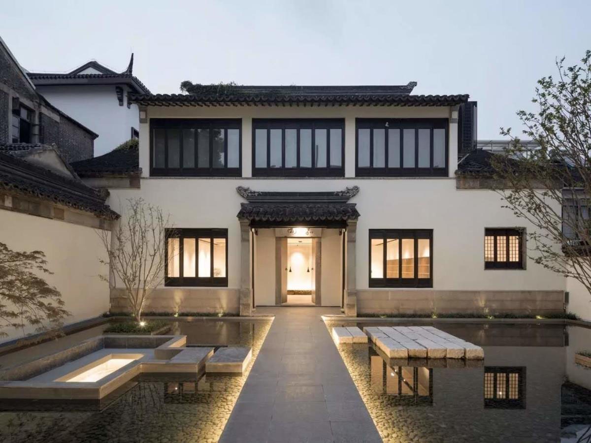 前身是老宅嘉園，擁有百年歷史，經過日本建築師改造，變成全新現化精品民宿。