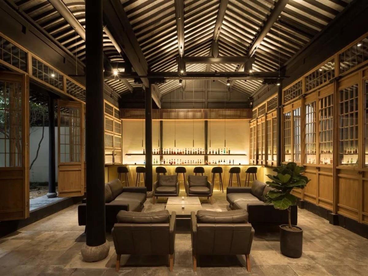以古樸的中式木結構和現代風格打造開放式的酒吧，更可步出室外觀賞星空。