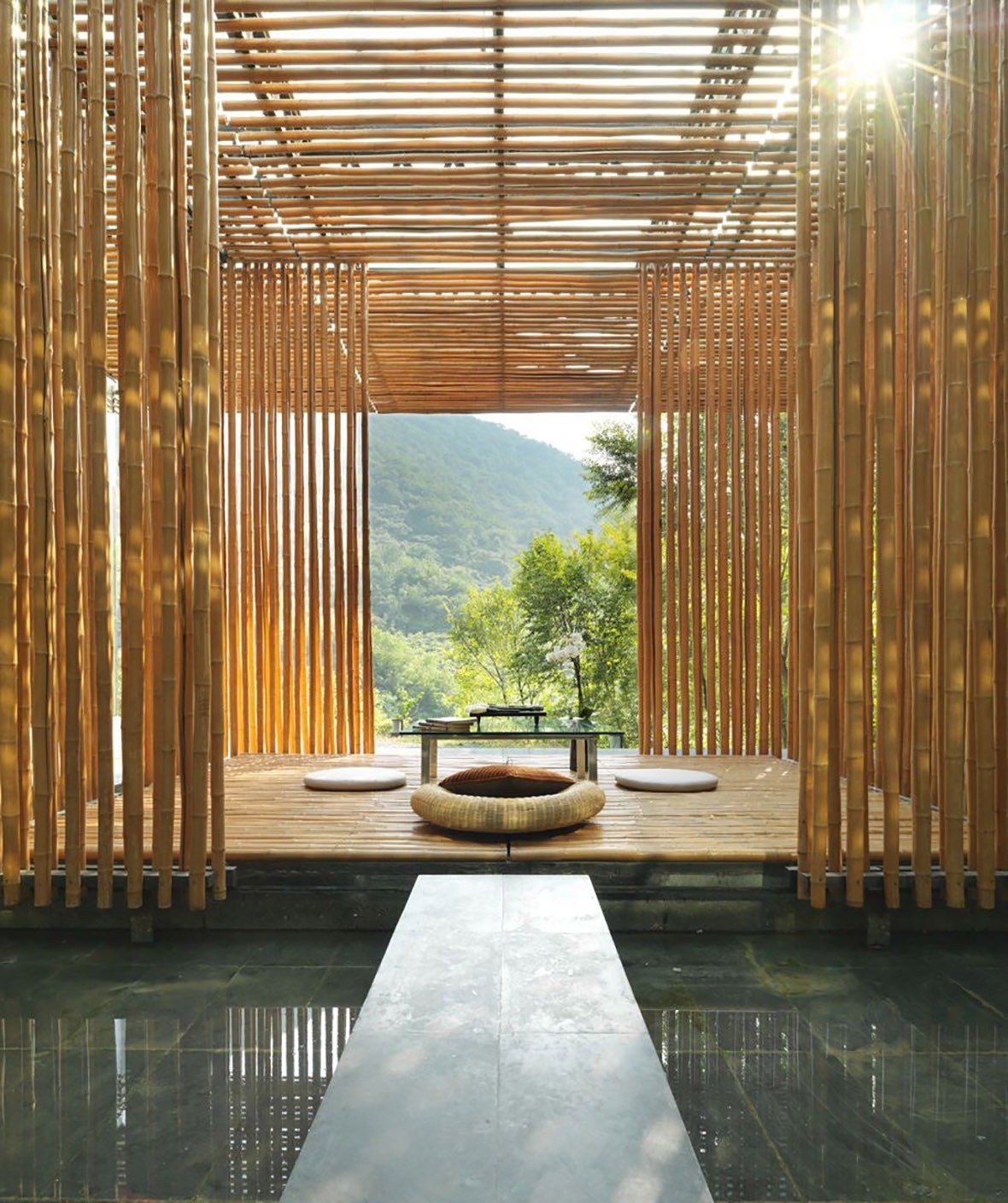 竹屋設計由大型透光的落地玻璃和金黃色的細竹構成，將日光從不同的角度入折射入室內。
