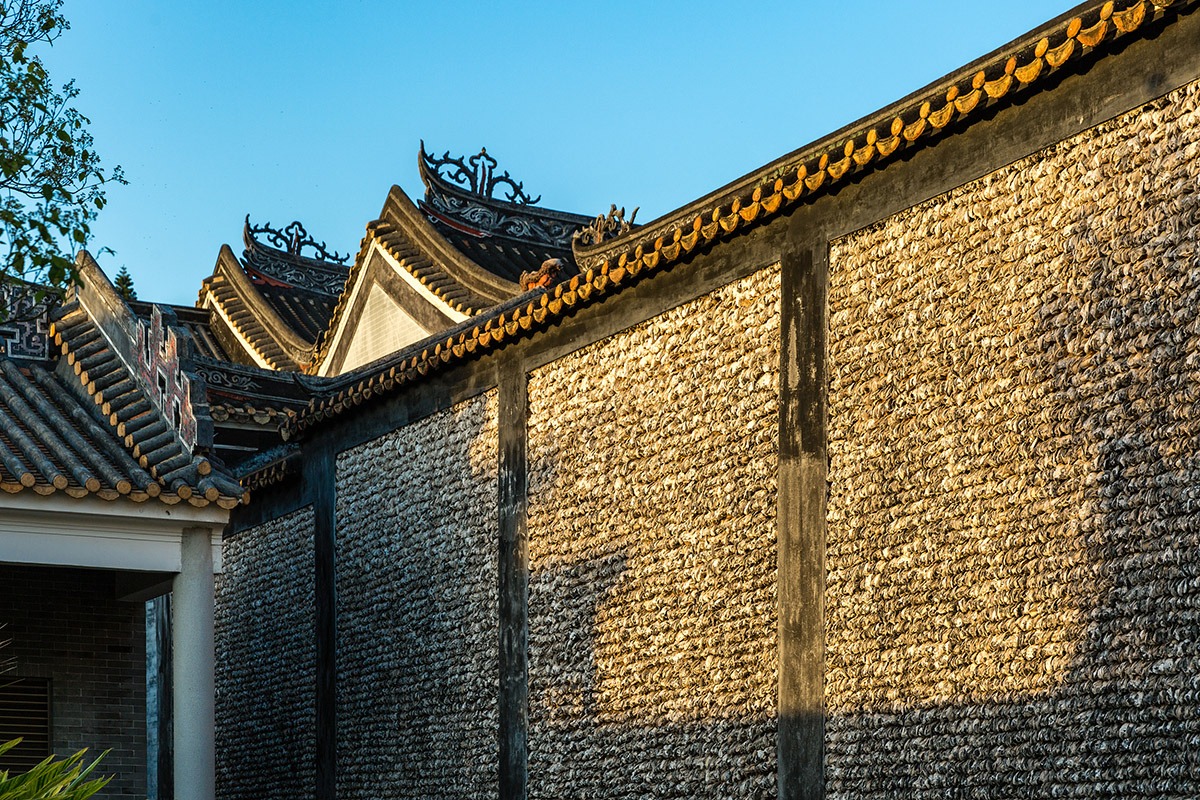 村內可以見到嶺南建築特式的「蠔牆」。以蠔作為建築材料，因為它不怕滲水、不怕蟲蛀及不怕風吹雨打，古人流傳了一種說法「千年磚，萬年蚝」。