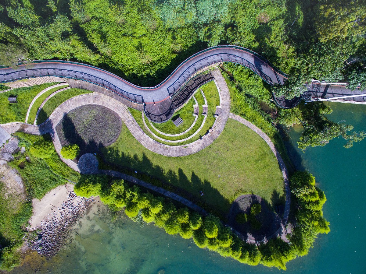 日月潭將行人與單車分隔，讓各位旅客及遊人可以慢步細賞怡人景色。