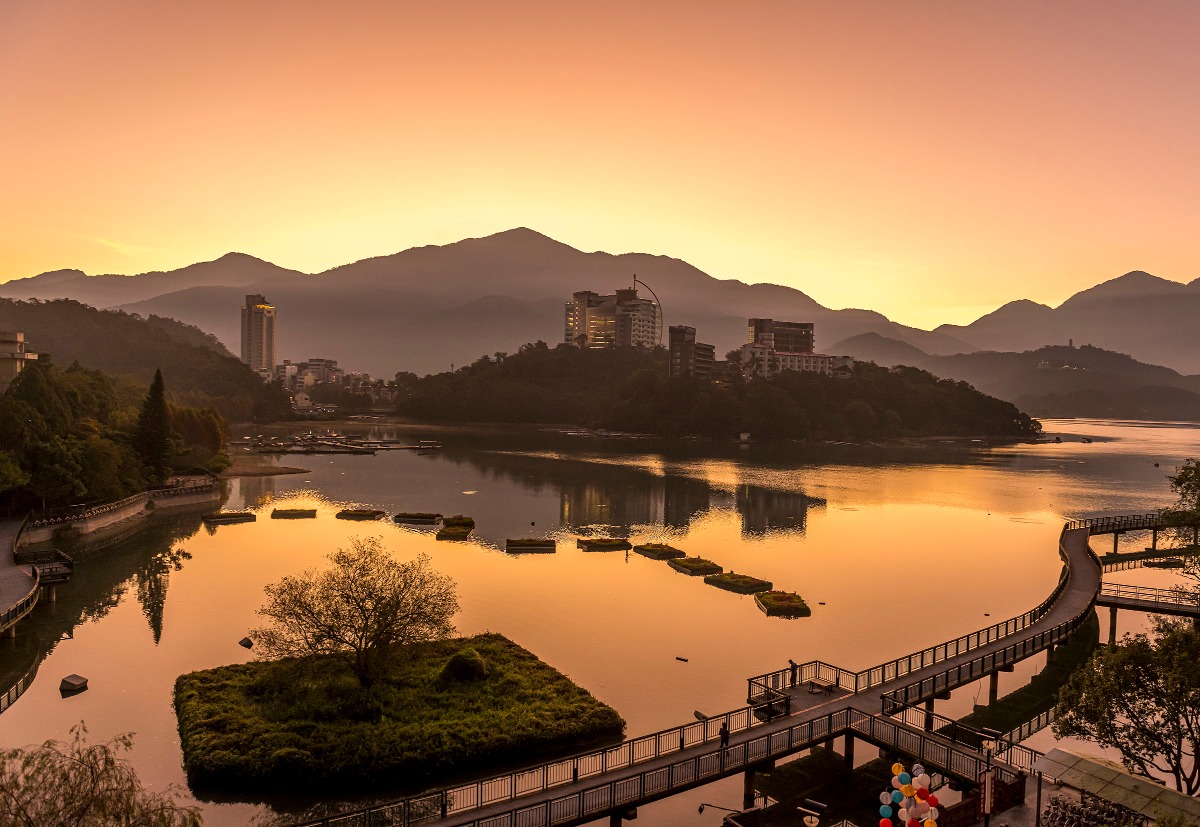 日月潭的晨曦與夕陽景致十分迷人，景色壯麗，「雙潭秋月」是台灣早期的八景之一。
