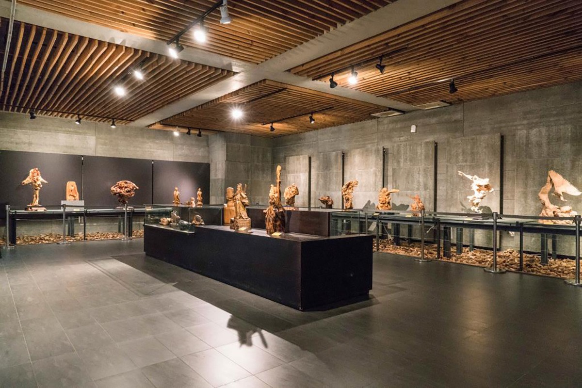 早期苗栗三義的木雕多以神像、工藝品為主，近年興起個人風格的藝術創作，各式各樣的雕刻作品不斷的展出，令人嘆為觀止！