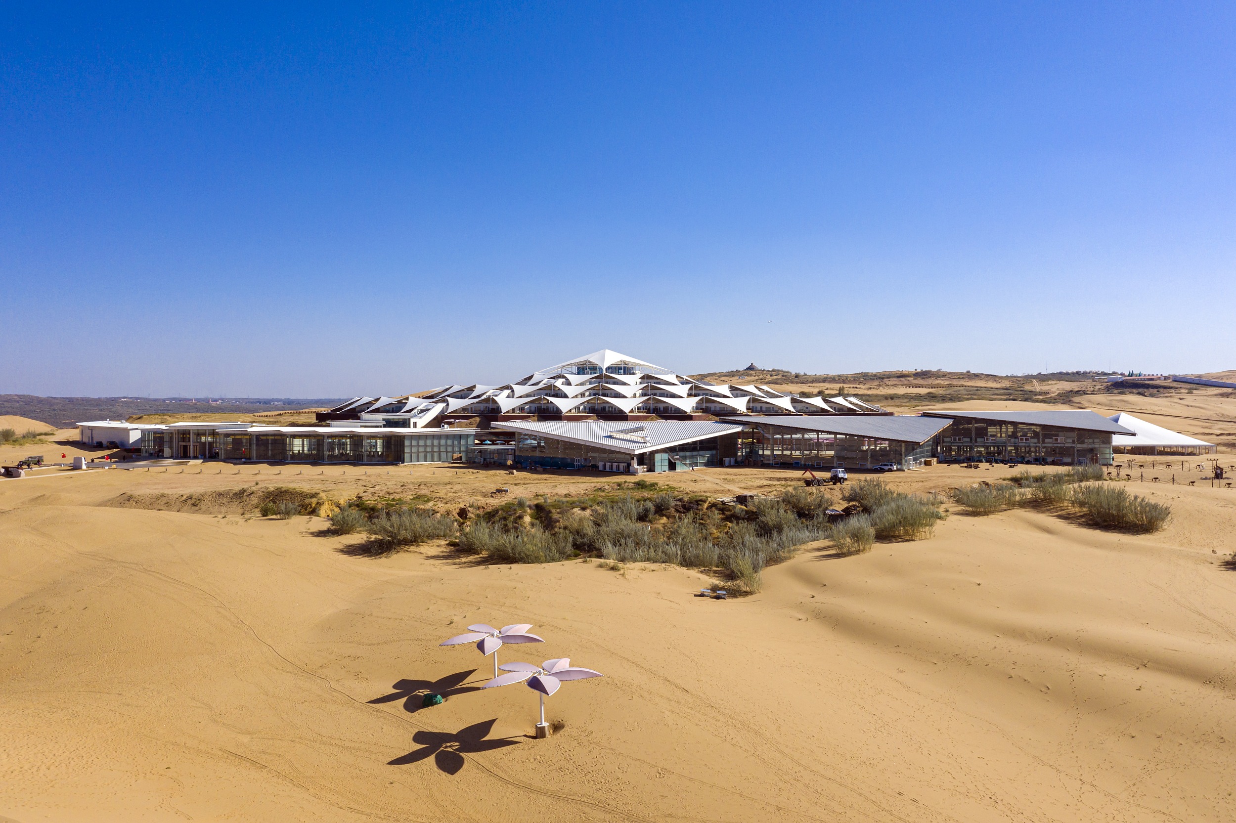 在旱地中盛放的白莲花，内蒙古响沙湾沙漠莲花酒店 | 建筑学院
