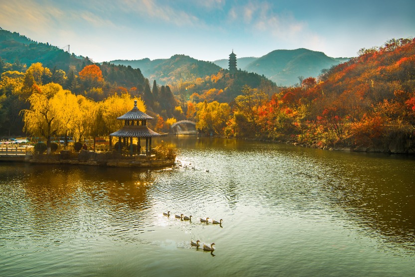 Xuanqiu Lake, Red Leaf Valley, Jinan, Shandong