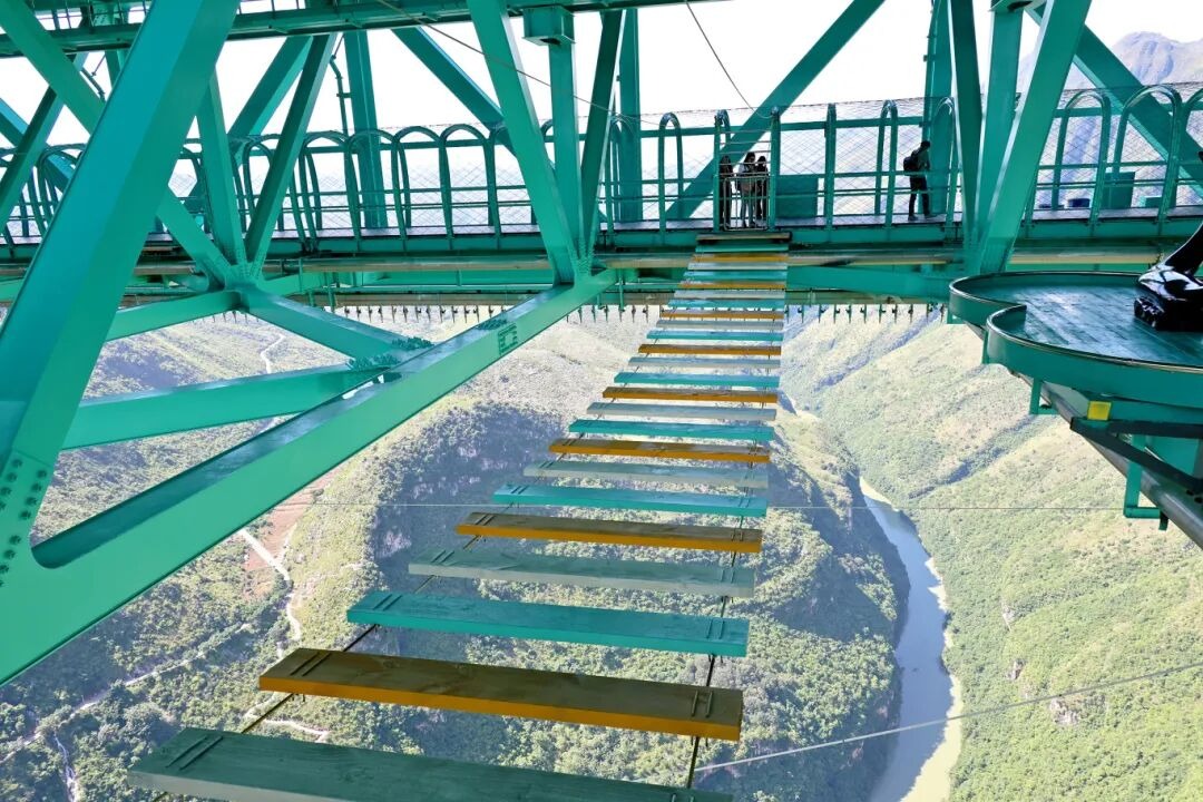 The "Heart-Stopping Steps" suspended walkway on the Huajiang Grand Canyon Bridge